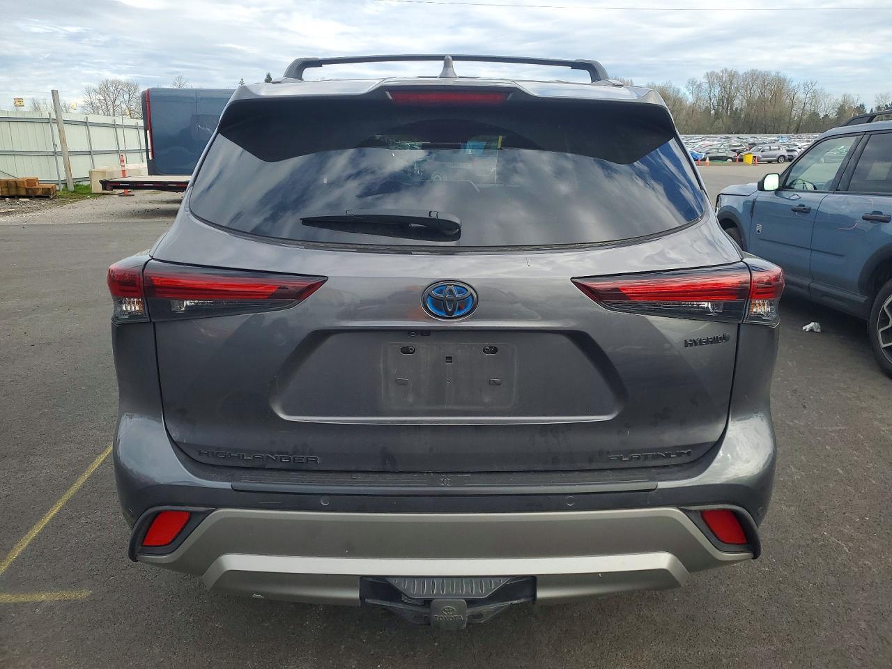 2024 Toyota Highlander Hybrid Platinum - Image 6
