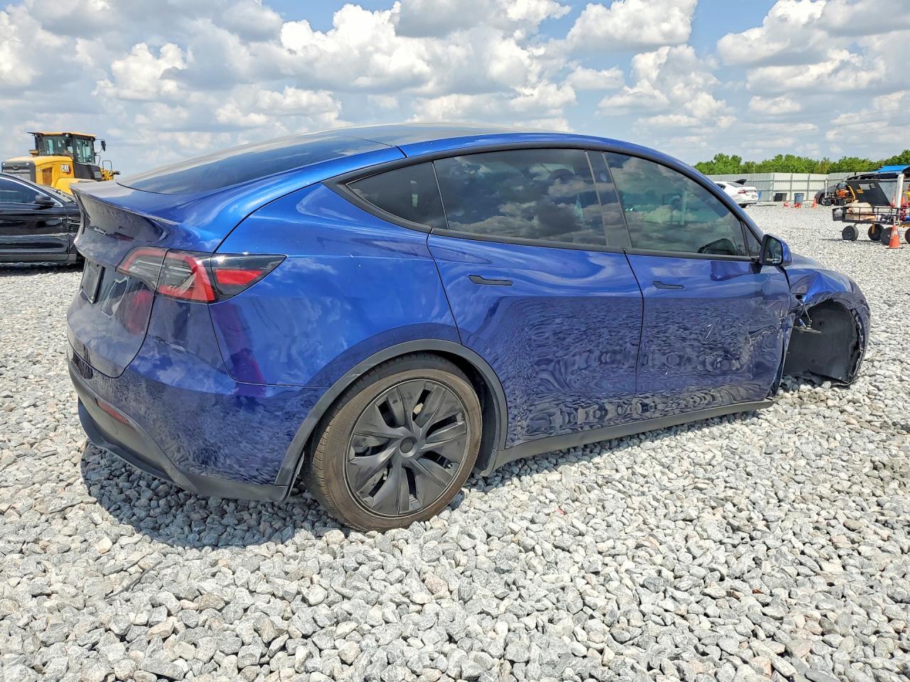 2025 Tesla Model Y - Фото 3