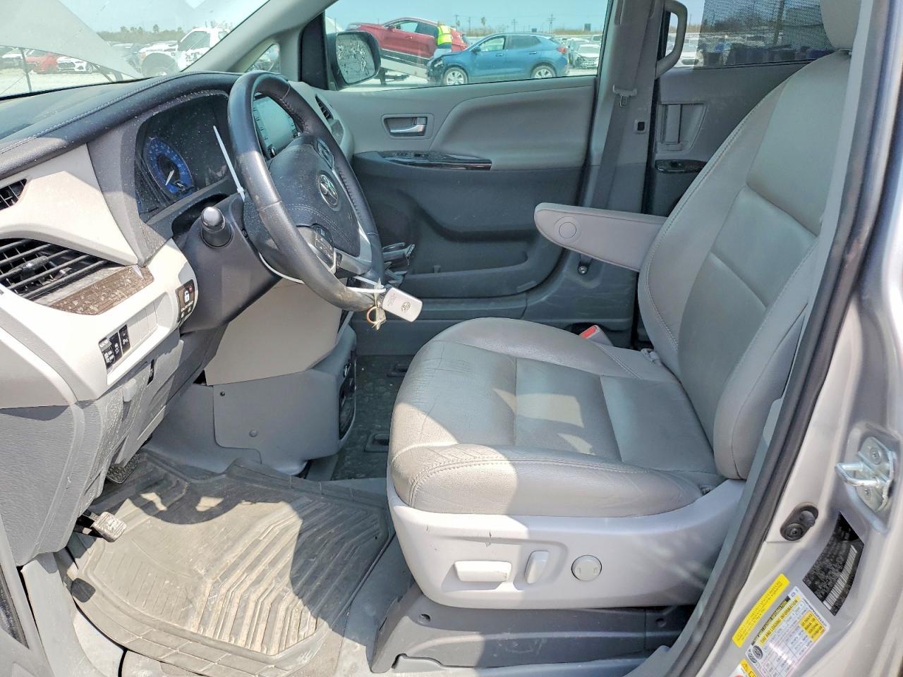 2018 Toyota Sienna Xle Premium 8-Passenger - Фото 7