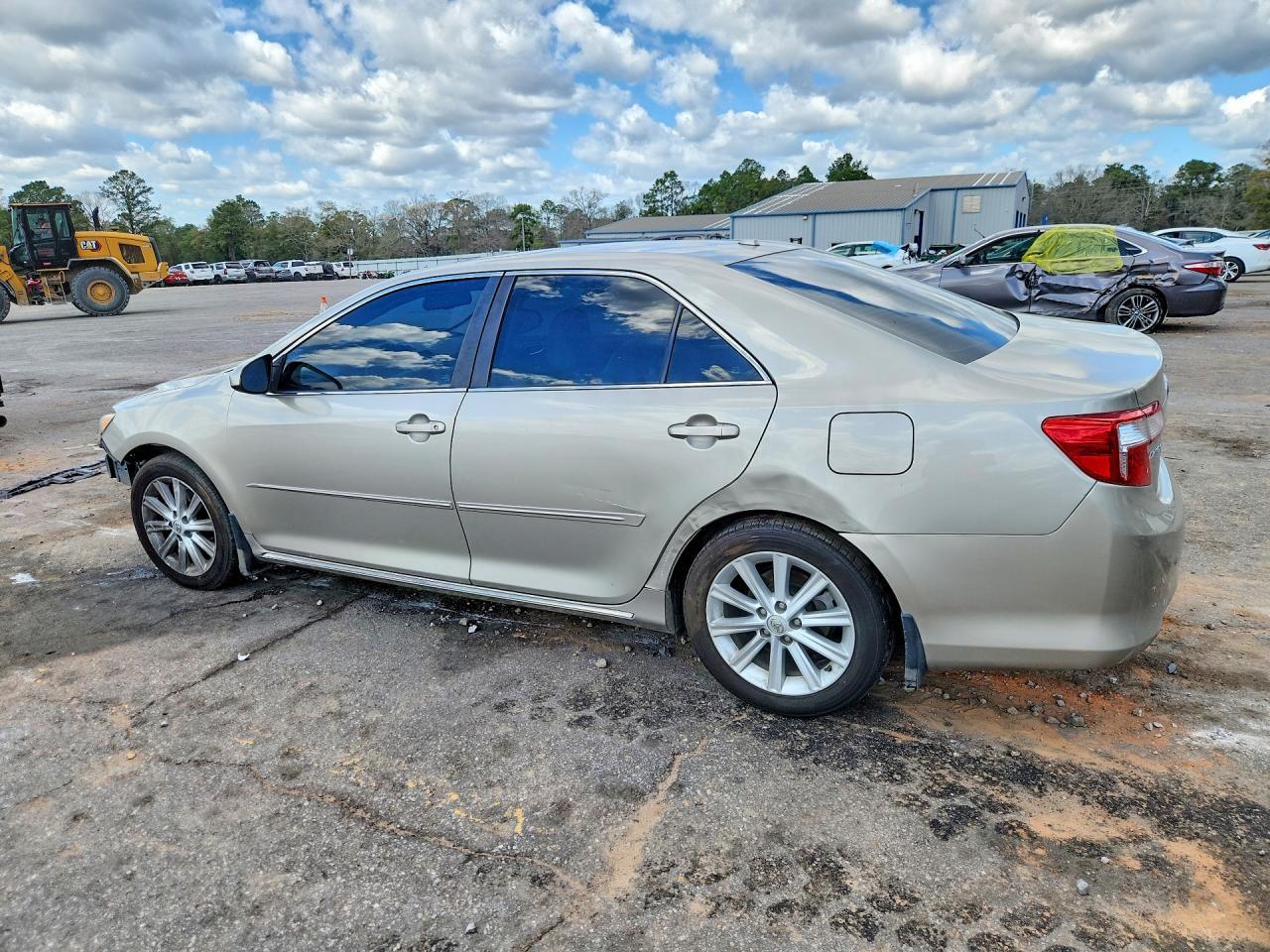 2014 Toyota Camry Xle V6 - Image 2