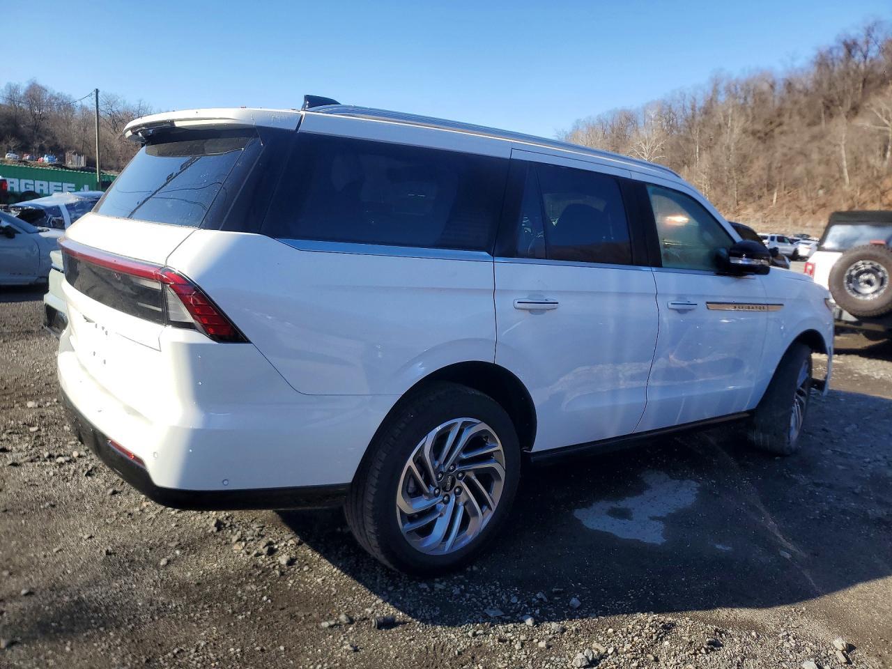 2025 Lincoln Navigator Reserve - Image 3