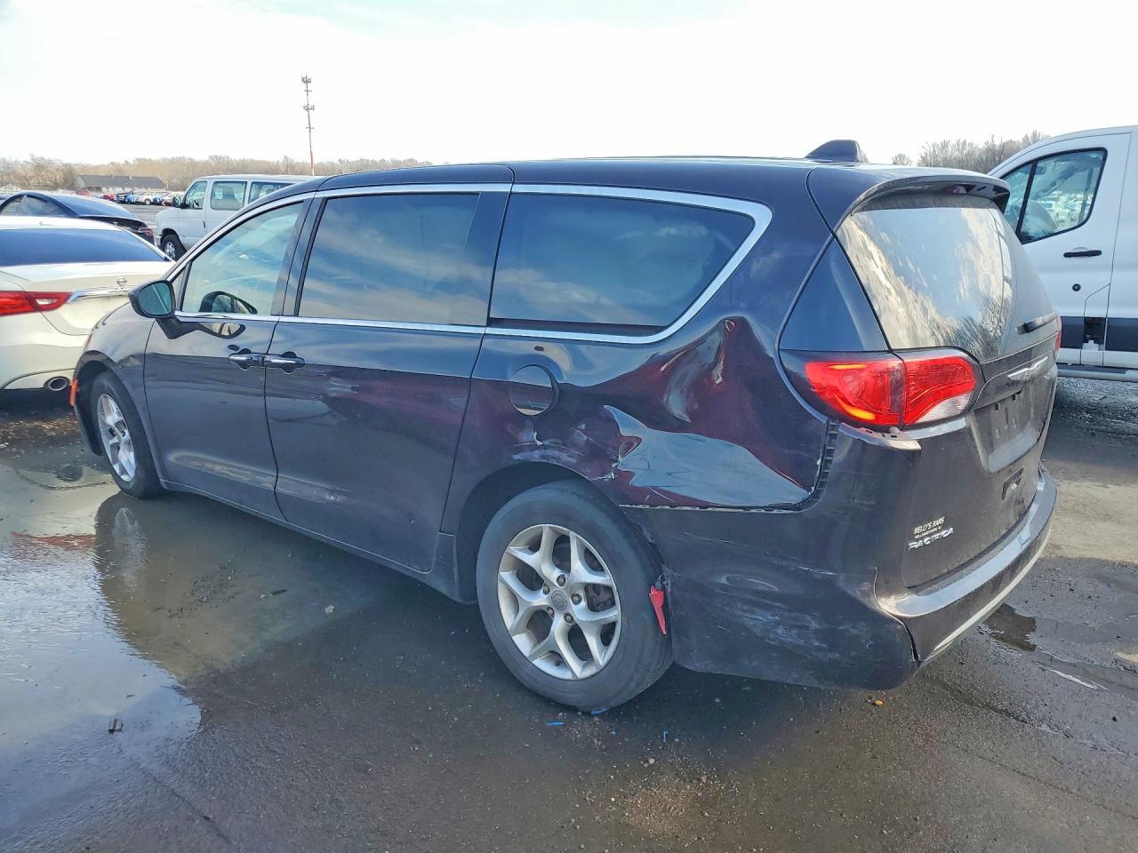 2017 Chrysler Pacifica Touring L - Фото 2