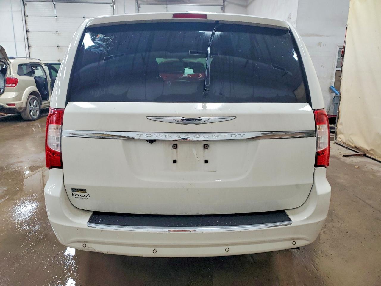 2011 Chrysler Town & Country Touring L - Фото 6