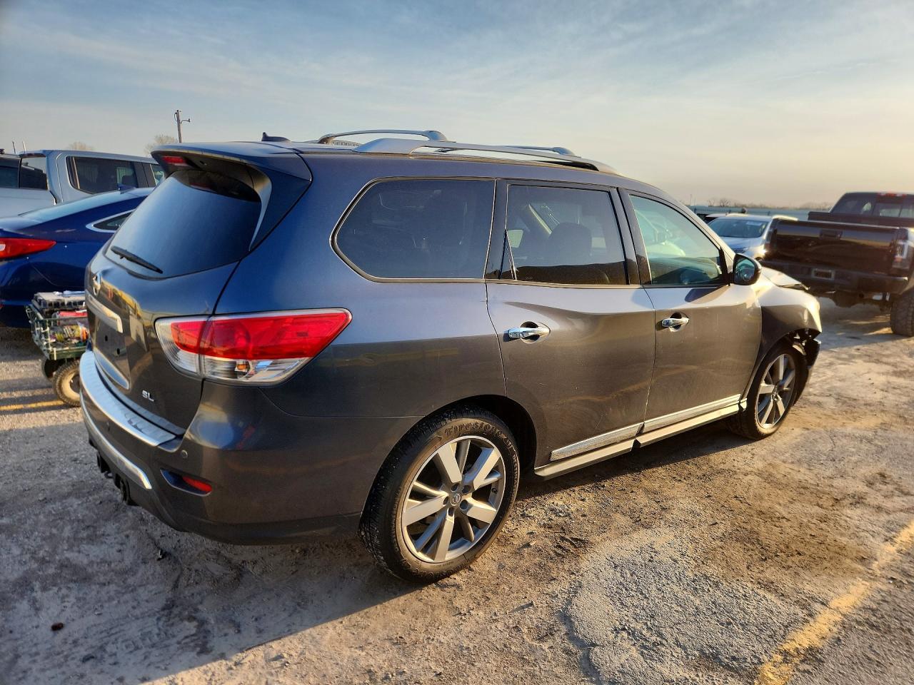 2014 Nissan Pathfinder Sl - Image 3