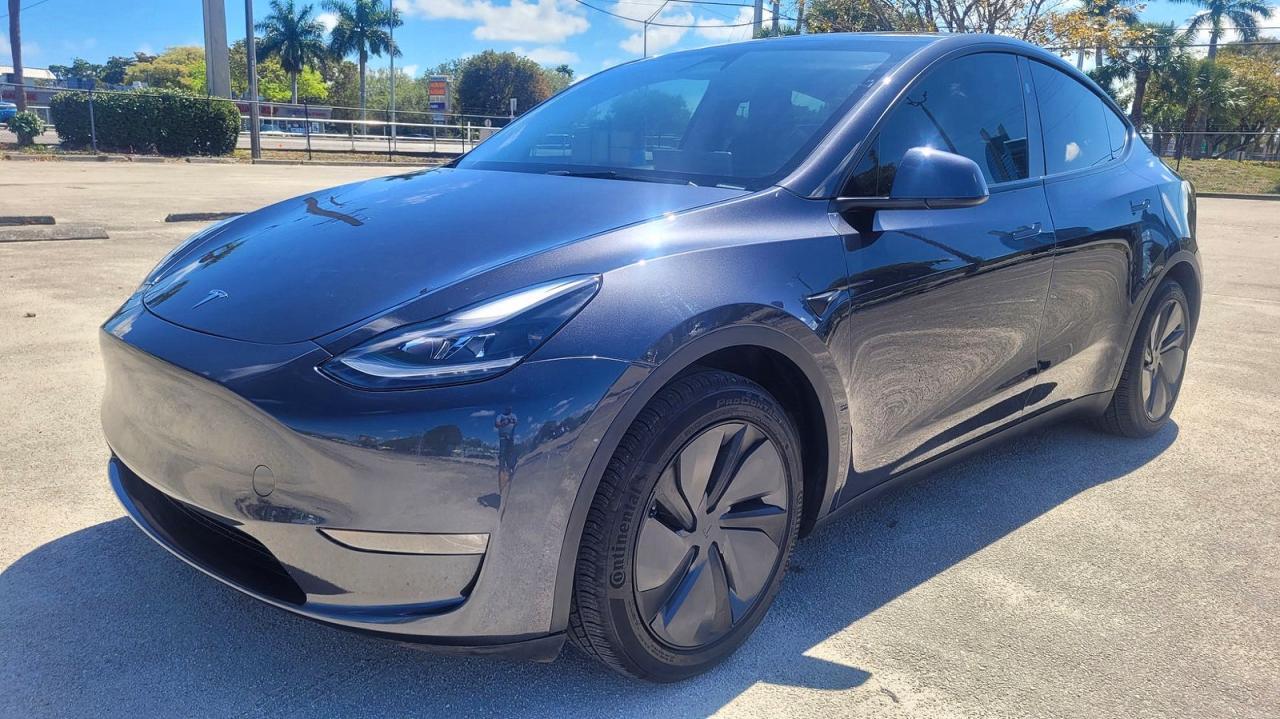 2025 Tesla Model Y - Фото 2