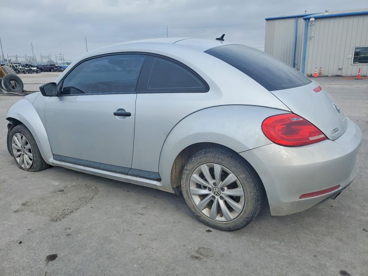 2016 Volkswagen Beetle 1.8T - Фото 2