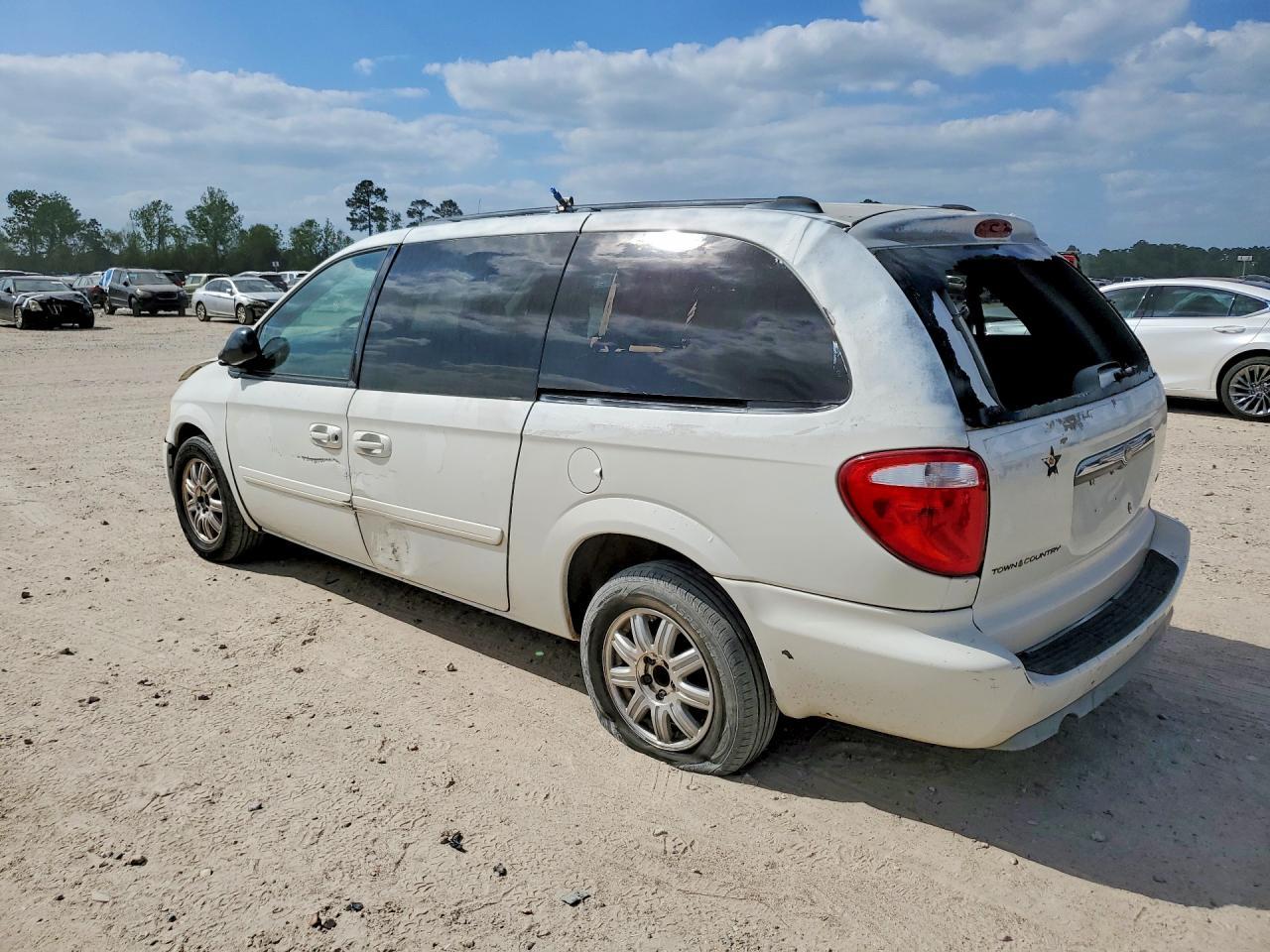 2005 Chrysler Town & Country Lx - Image 2