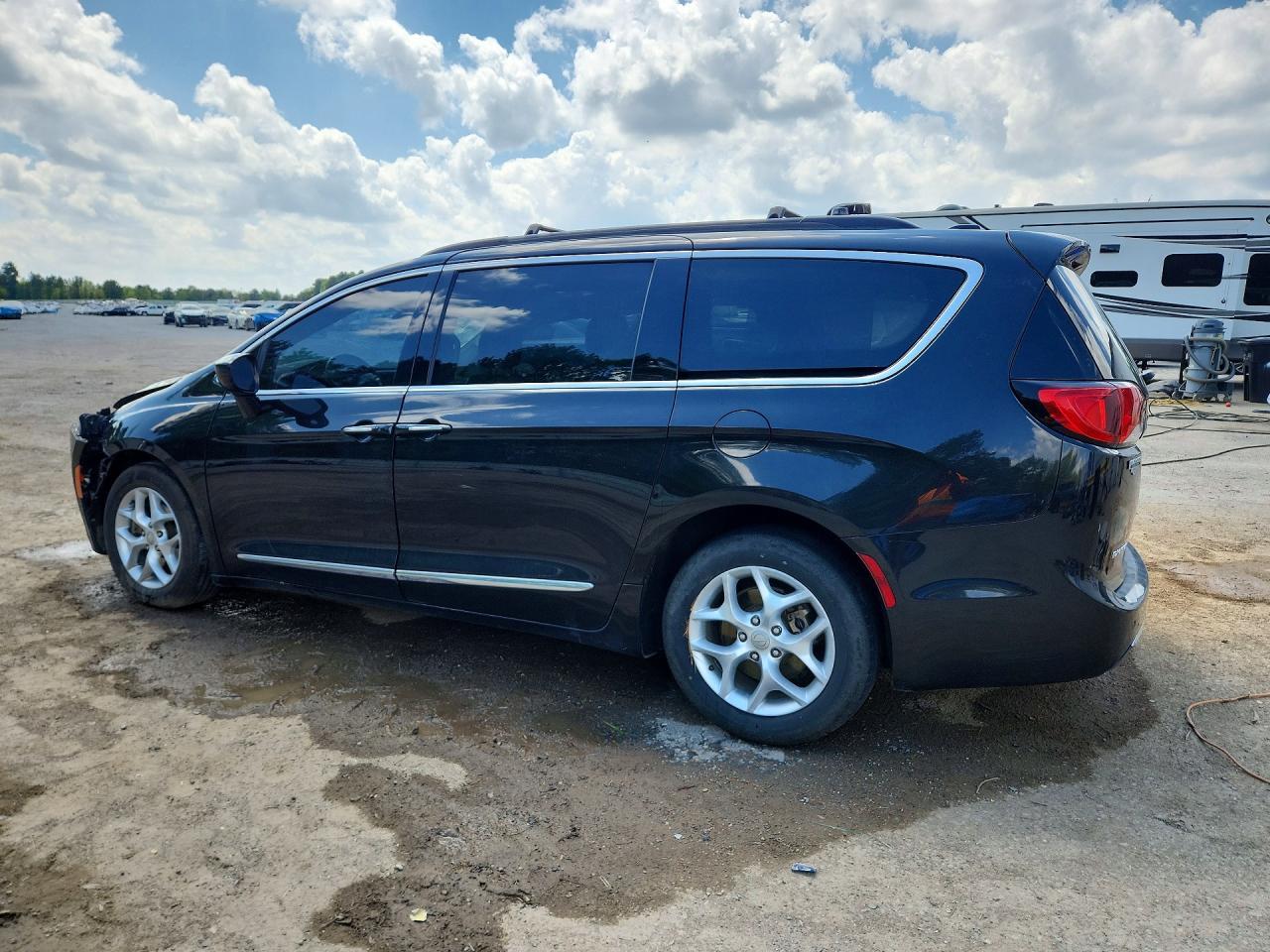2017 Chrysler Pacifica Touring L - Фото 2