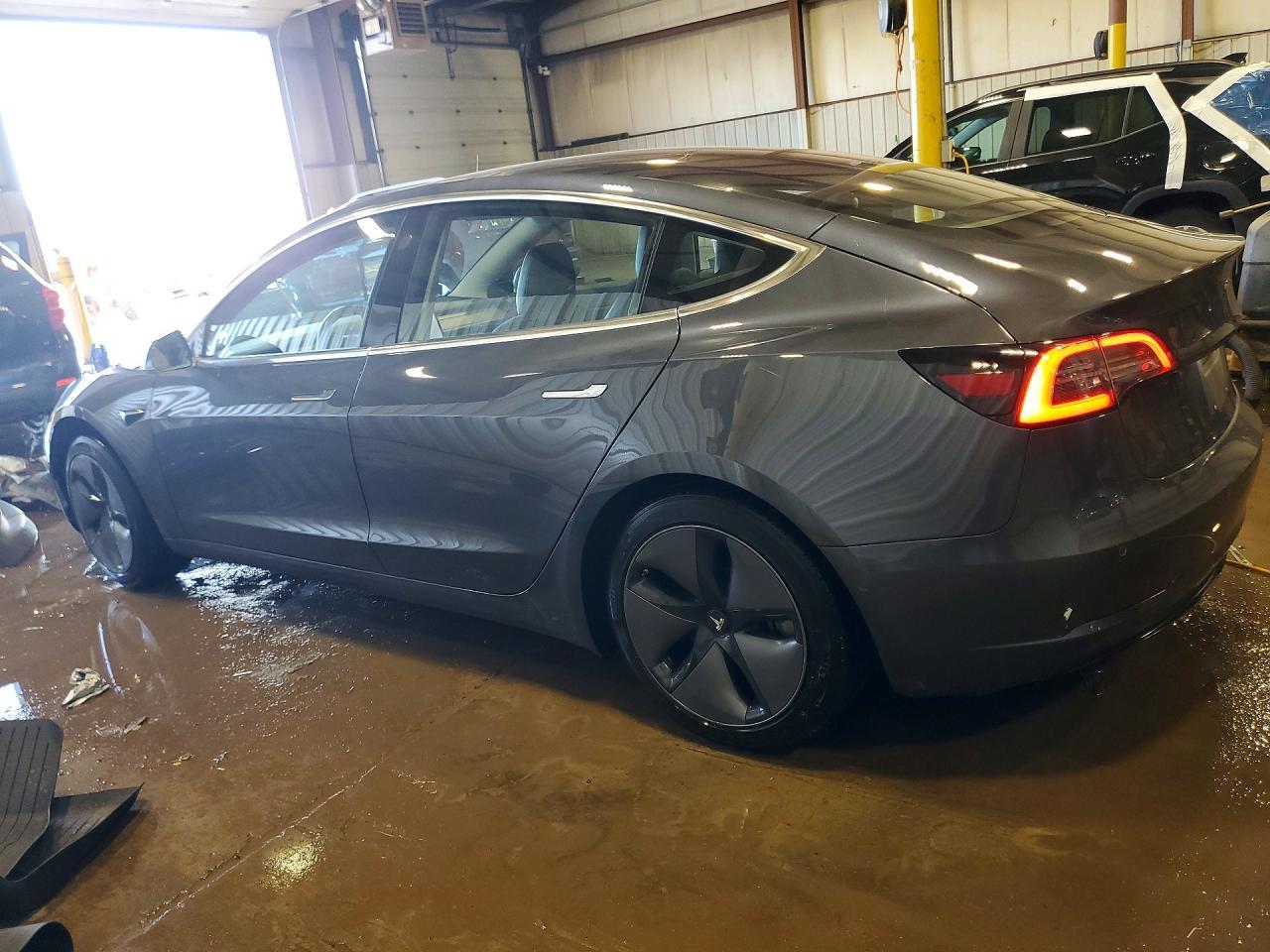 2018 Tesla Model 3 - Фото 2