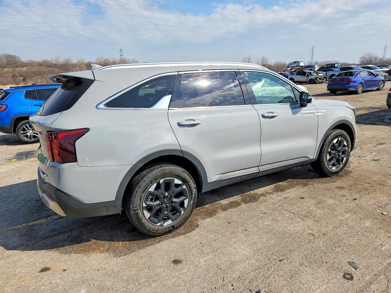 2025 Kia Sorento S - Image 3
