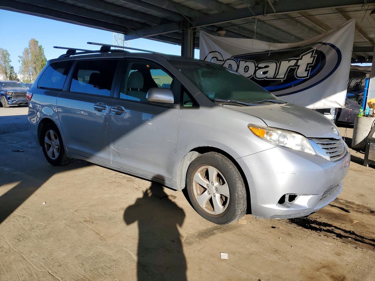 2015 Toyota Sienna Le 8-Passenger - Image 4