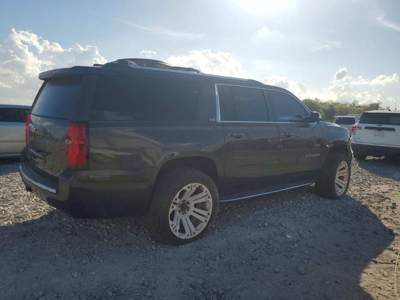 2015 Chevrolet Suburban C1500 Ltz - Image 3