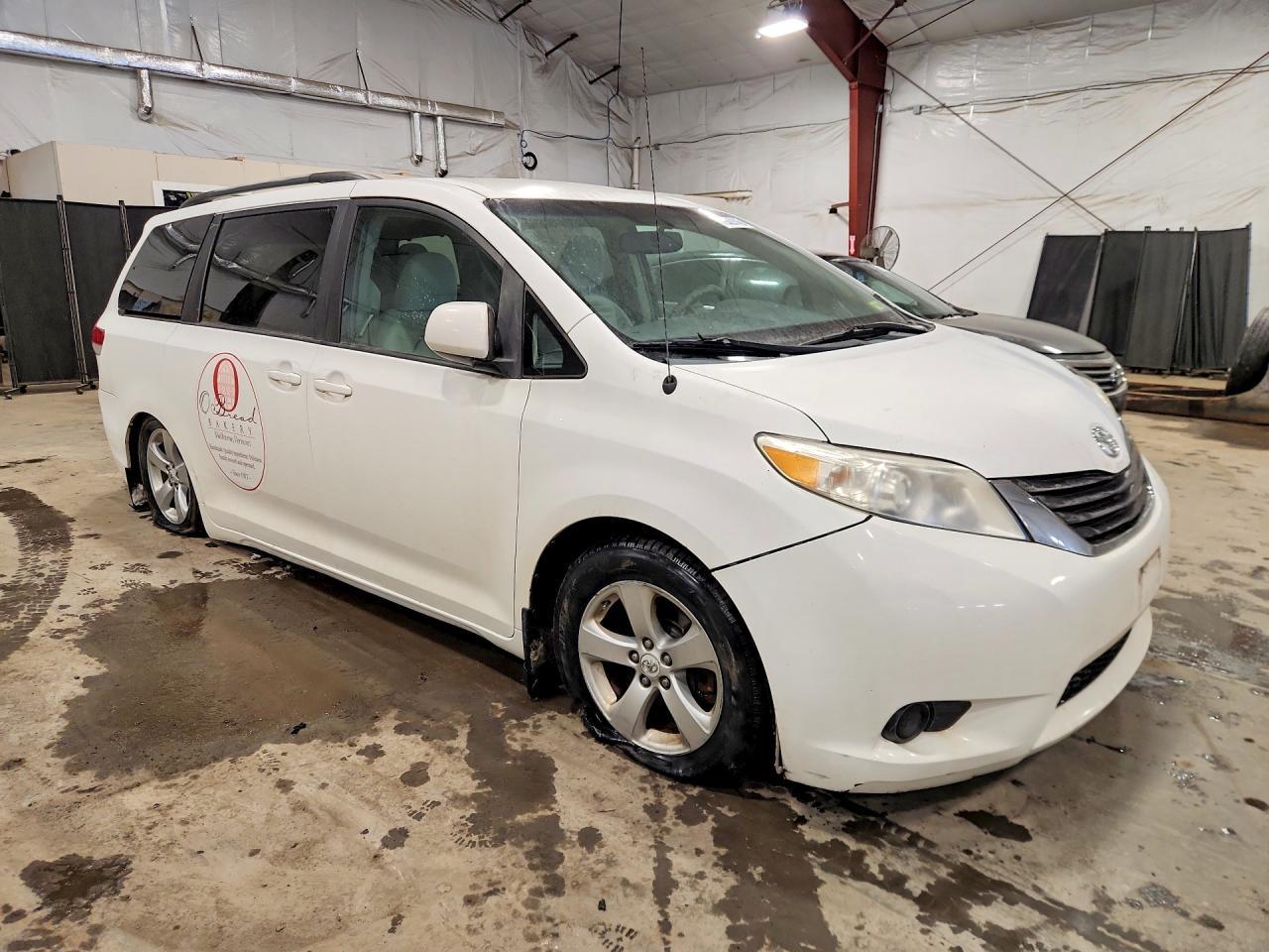 2011 Toyota Sienna Le - Image 4