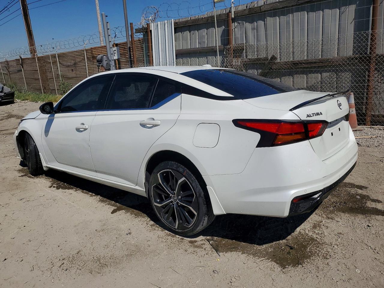2025 Nissan Altima 2.5 Sr - Image 2