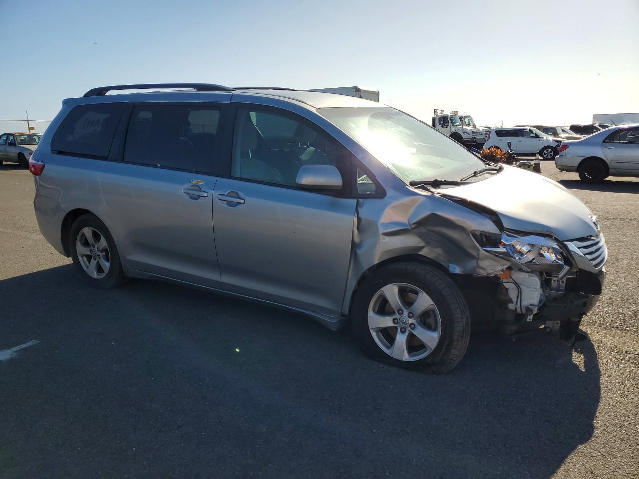 2017 Toyota Sienna Le 8-Passenger - Фото 4