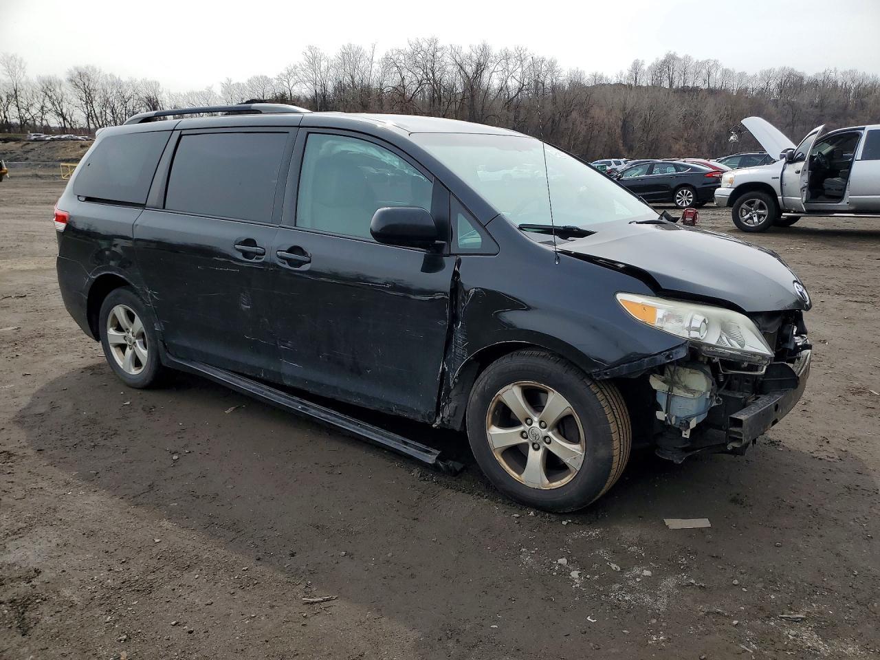 2014 Toyota Sienna Le 8-Passenger - Фото 4