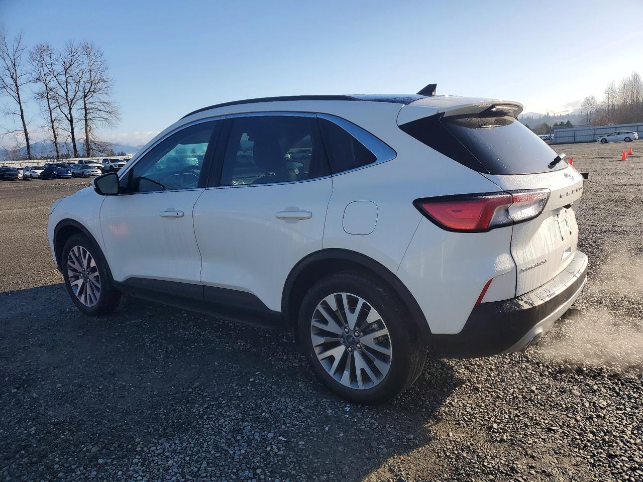 2022 Ford Escape Titanium - Фото 2