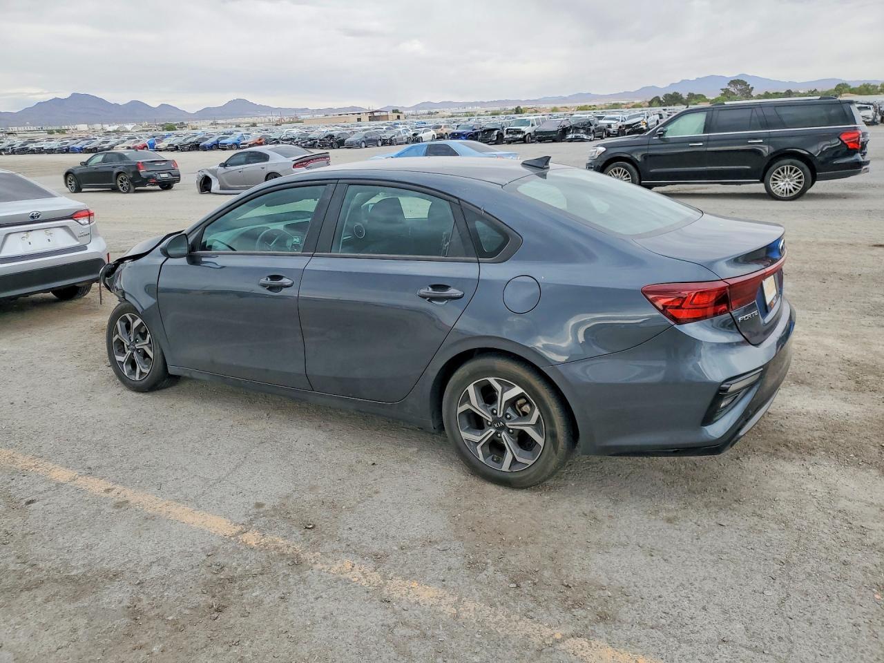 2021 Kia Forte Lxs - Image 2