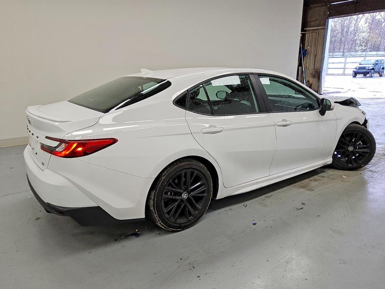 2025 Toyota Camry Se - Фото 3