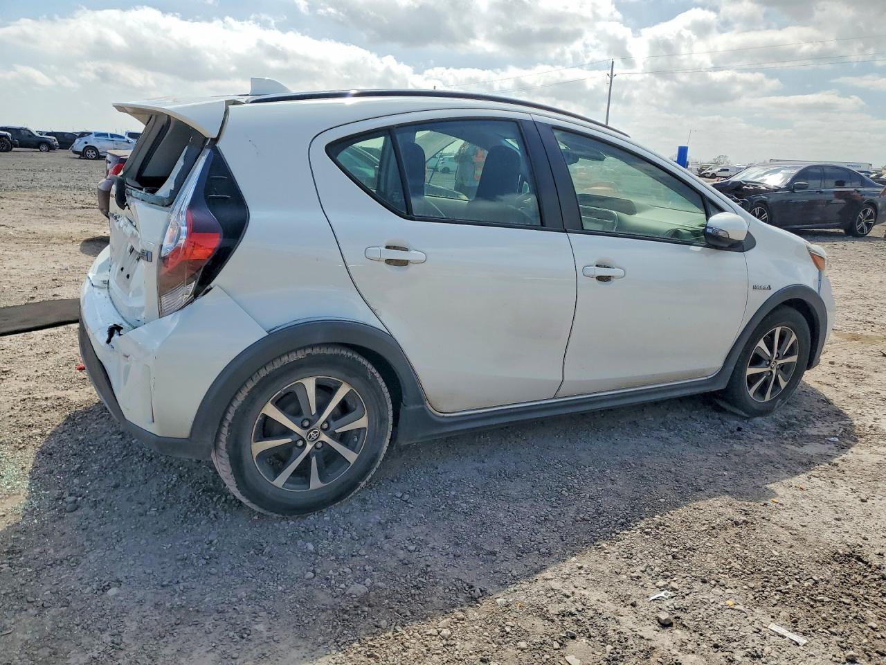 2018 Toyota Prius C One - Image 3
