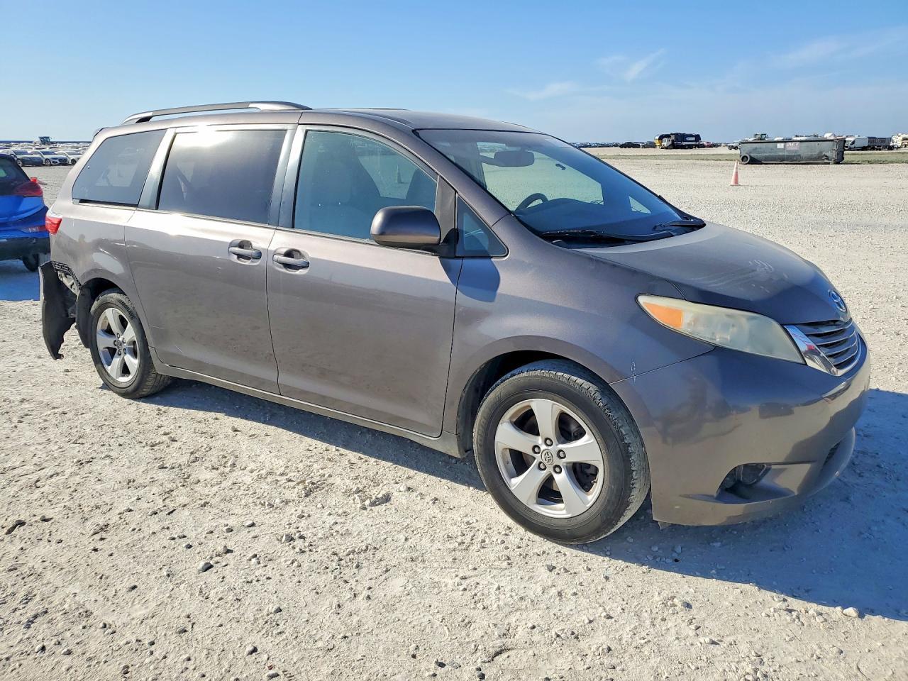 2015 Toyota Sienna Le 8-Passenger - Фото 4