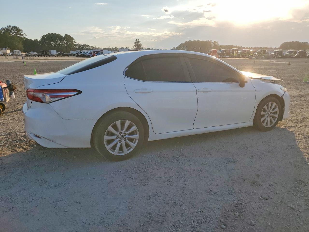 2019 Toyota Camry Le - Фото 3