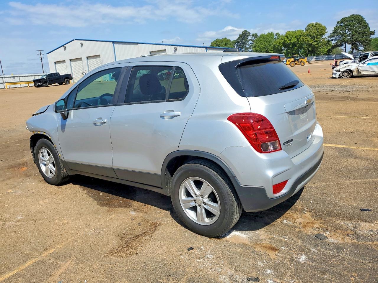 2022 Chevrolet Trax Ls - Image 2