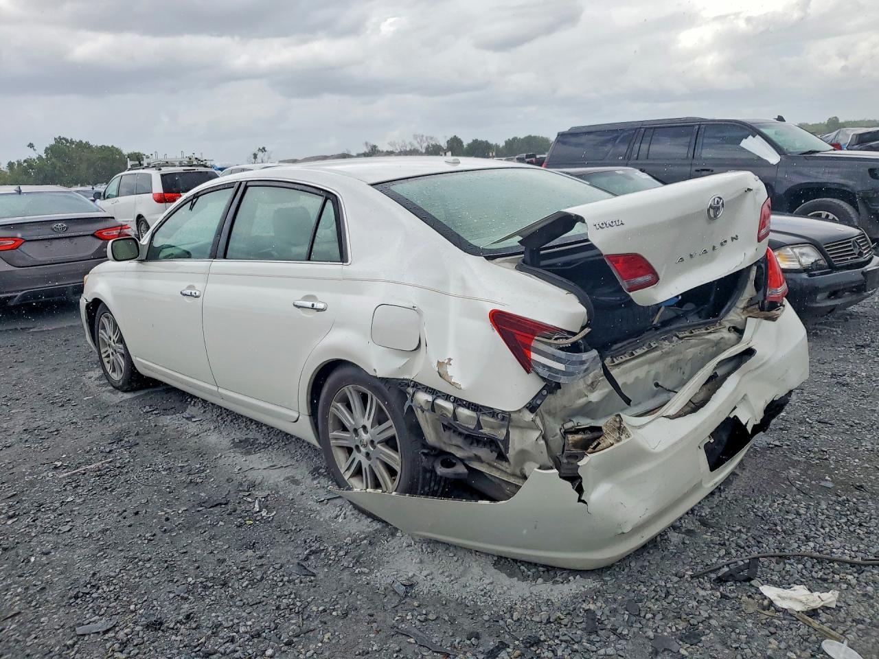 2009 Toyota Avalon Limited - Image 2