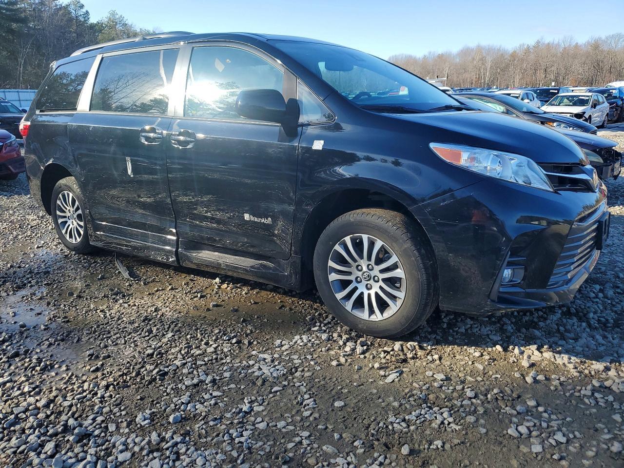 2018 Toyota Sienna Xle 8-Passenger - Image 4