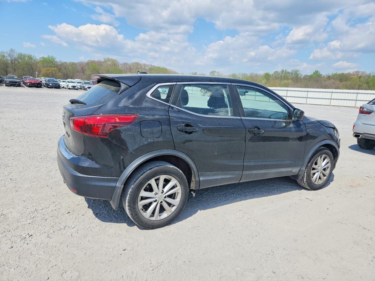 2017 Nissan Rogue Sport S - Image 3