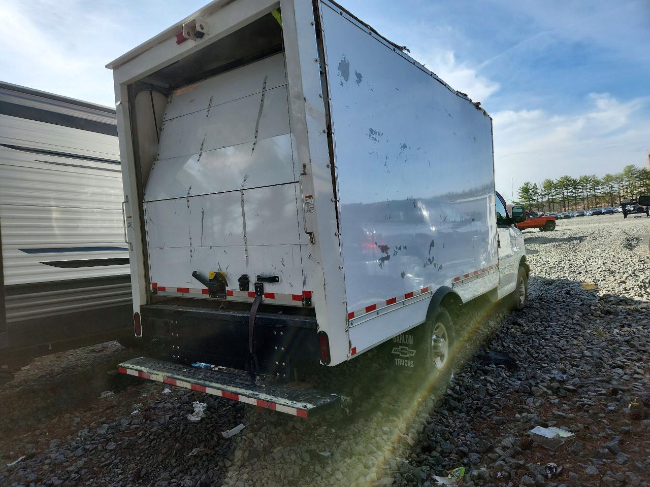 2021 Chevrolet Express G3500 Box Truck - Фото 3
