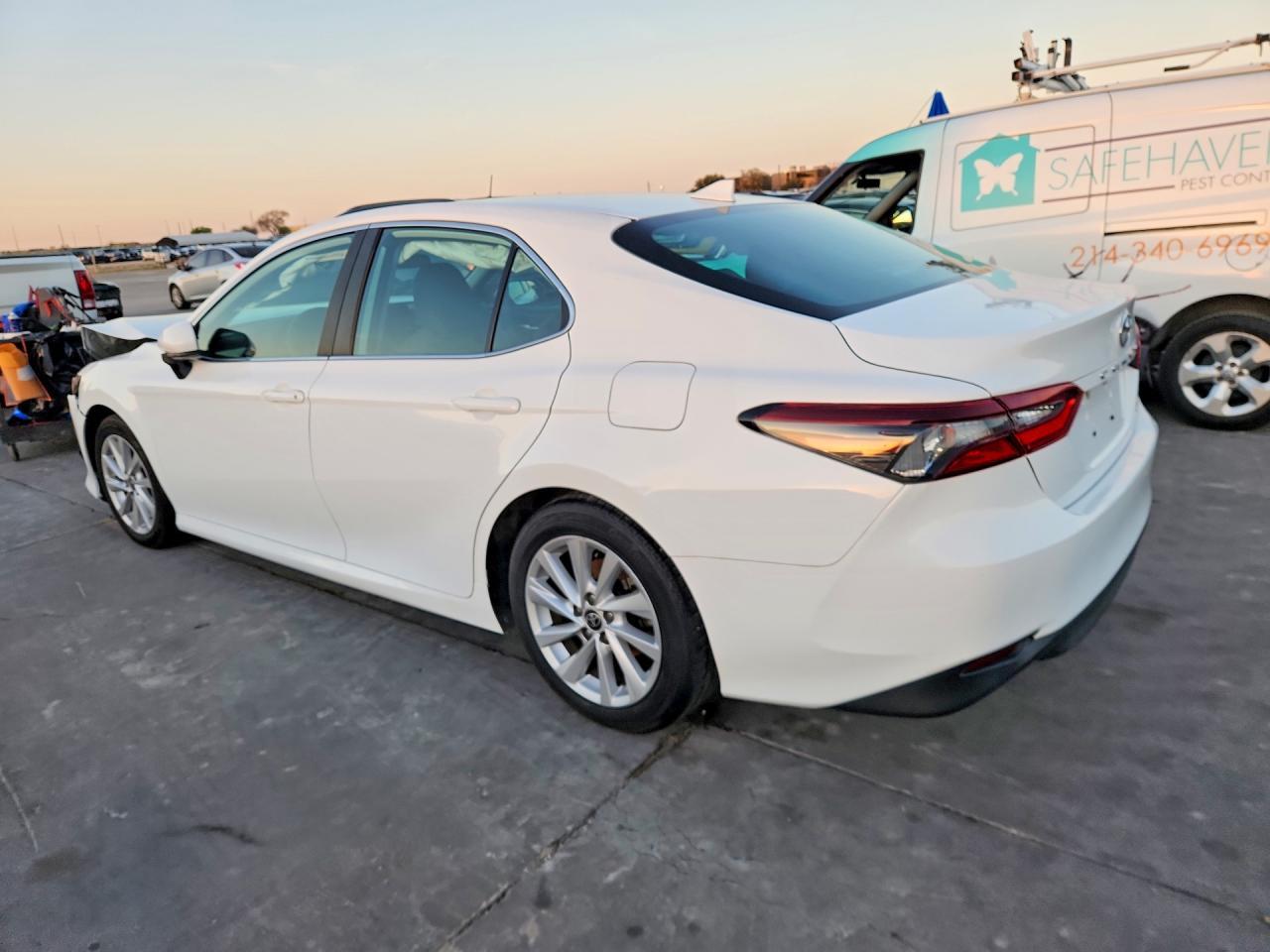 2021 Toyota Camry Le - Фото 2