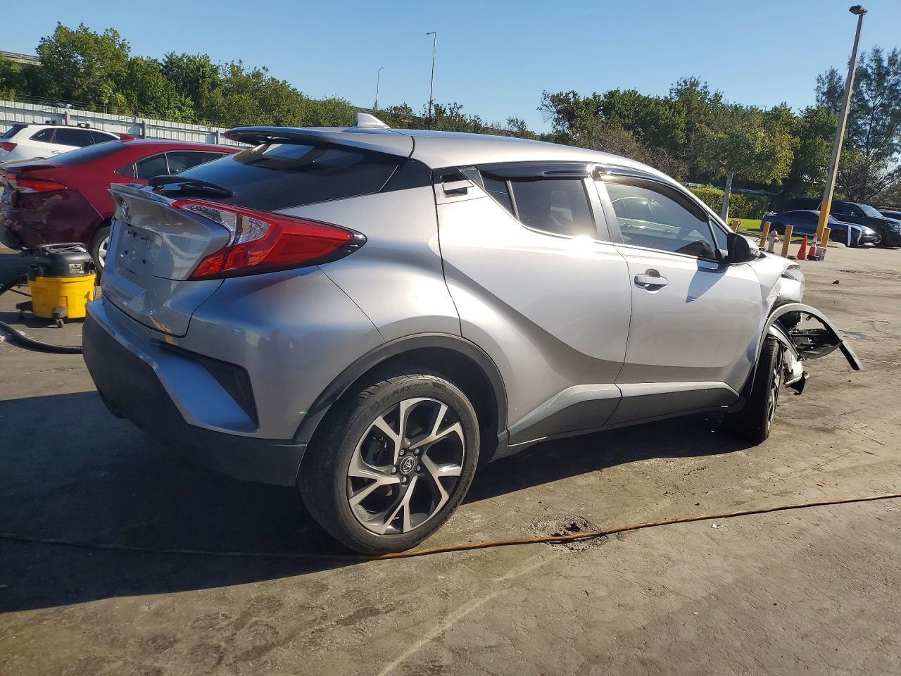 2018 Toyota C-Hr Xle - Image 3