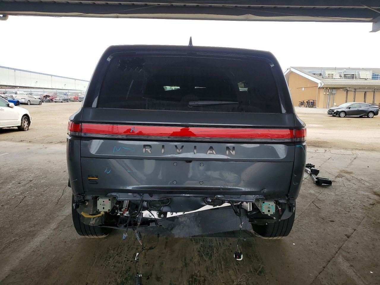 2026 Rivian R1S Premium - Image 6