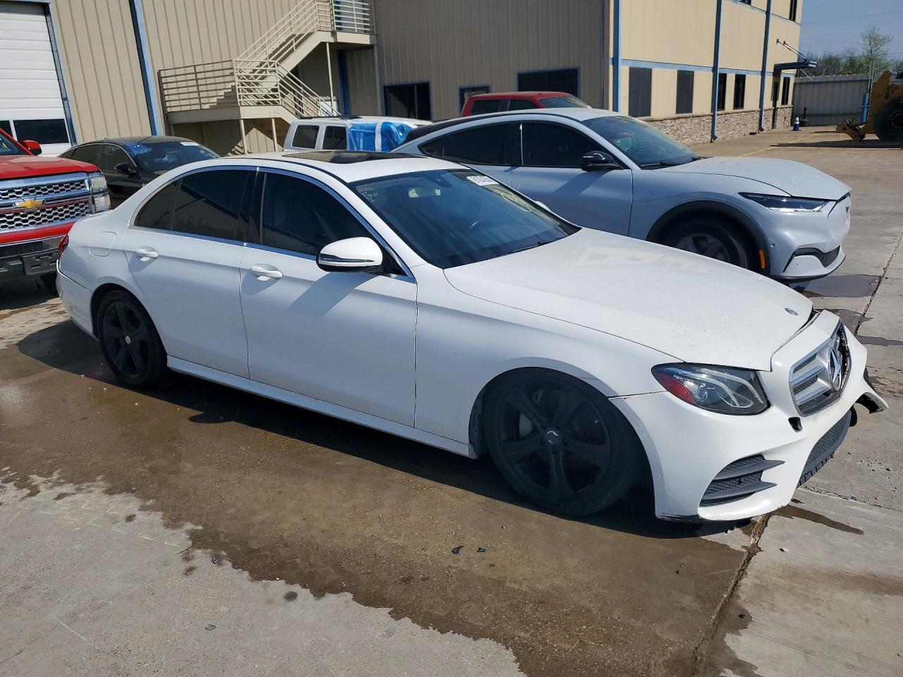 2017 Mercedes-Benz E 300 - Фото 4