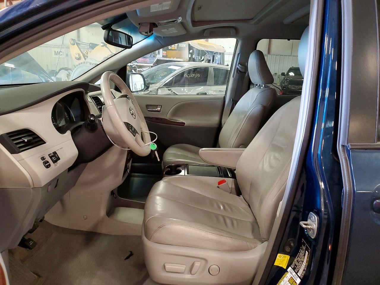 2012 Toyota Sienna Xle 8-Passenger - Фото 7