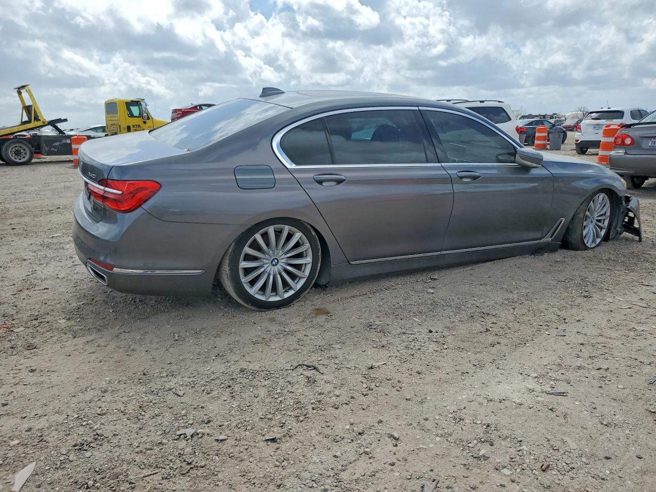 2017 BMW 740 I - Фото 3