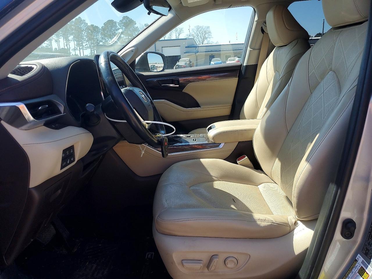 2021 Toyota Highlander Hybrid Platinum - Image 7