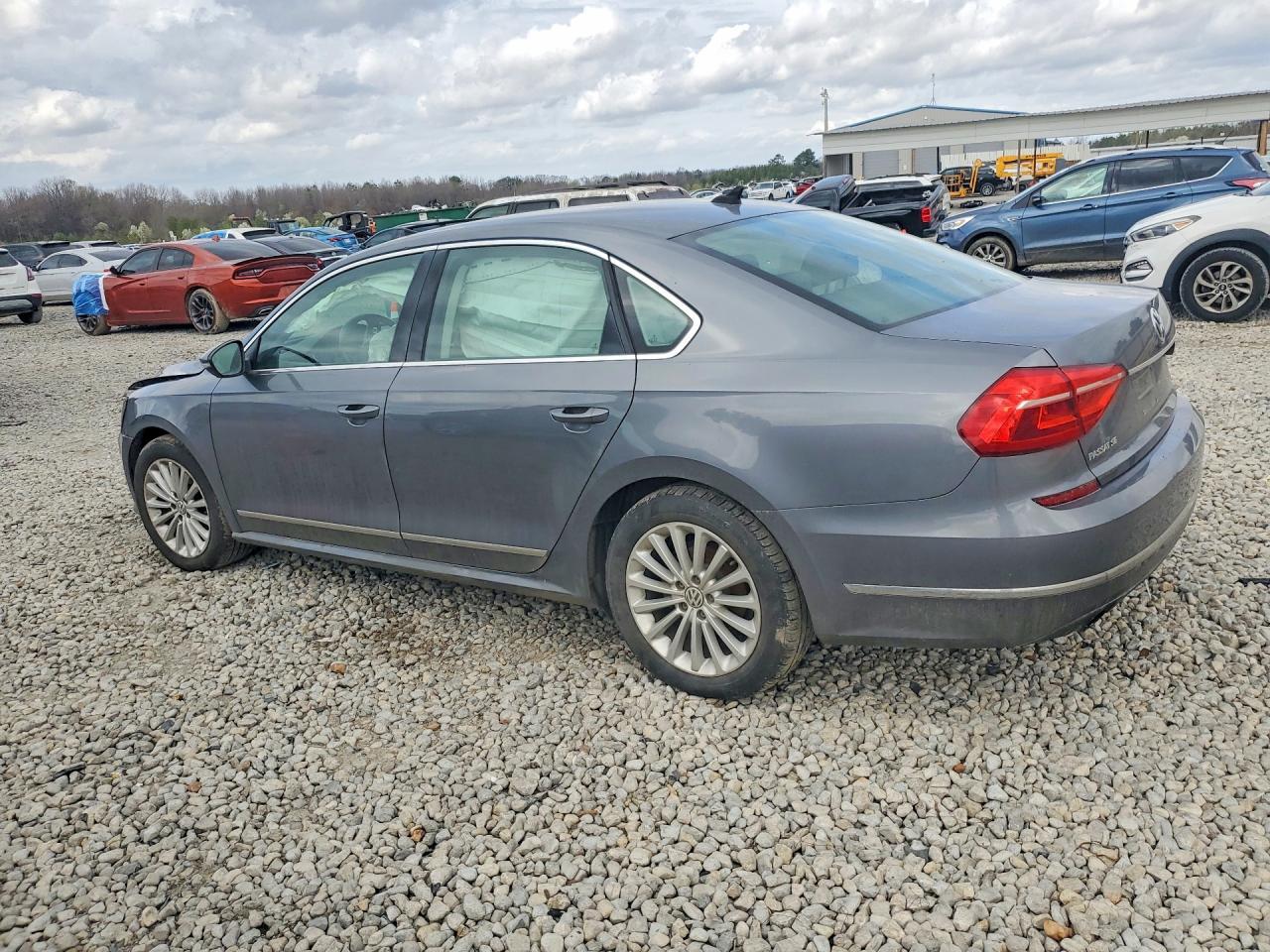 2016 Volkswagen Passat Se - Image 2