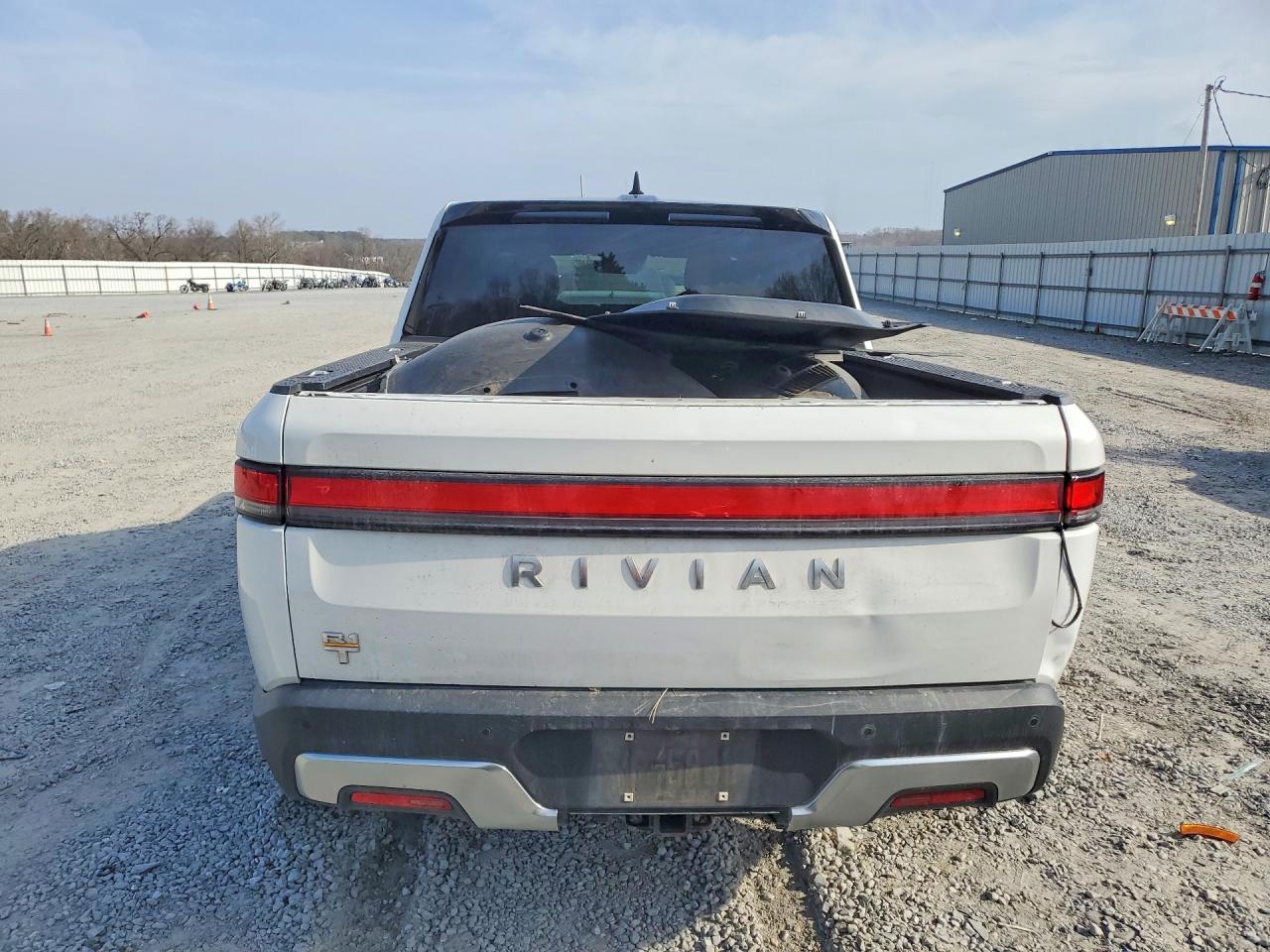 2022 Rivian R1T Adventure - Фото 6