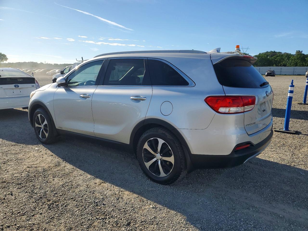 2016 Kia Sorento Ex - Image 2