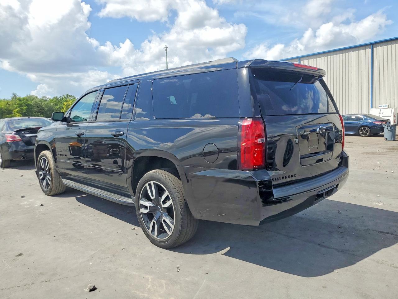 2018 Chevrolet Suburban C1500 Premier - Фото 2