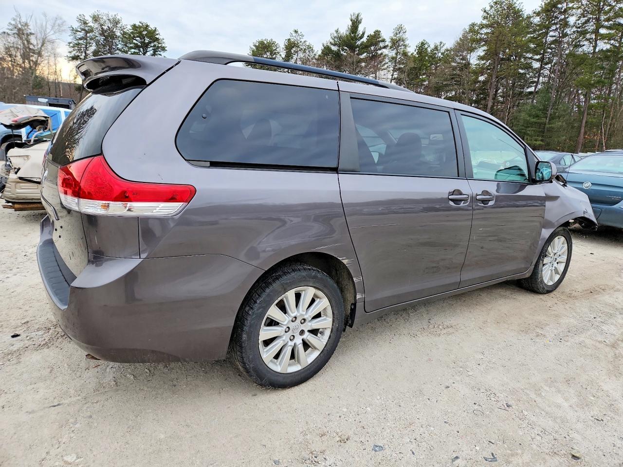 2013 Toyota Sienna Le 7-Passenger - Фото 3