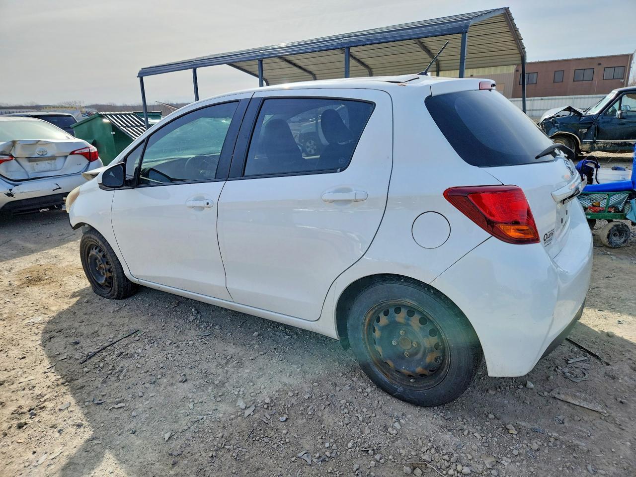 2015 Toyota Yaris 5-Door L - Фото 2