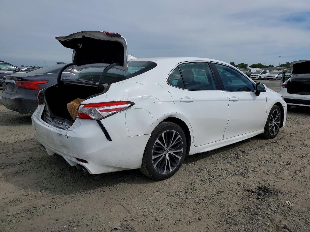 2020 Toyota Camry Se - Фото 3