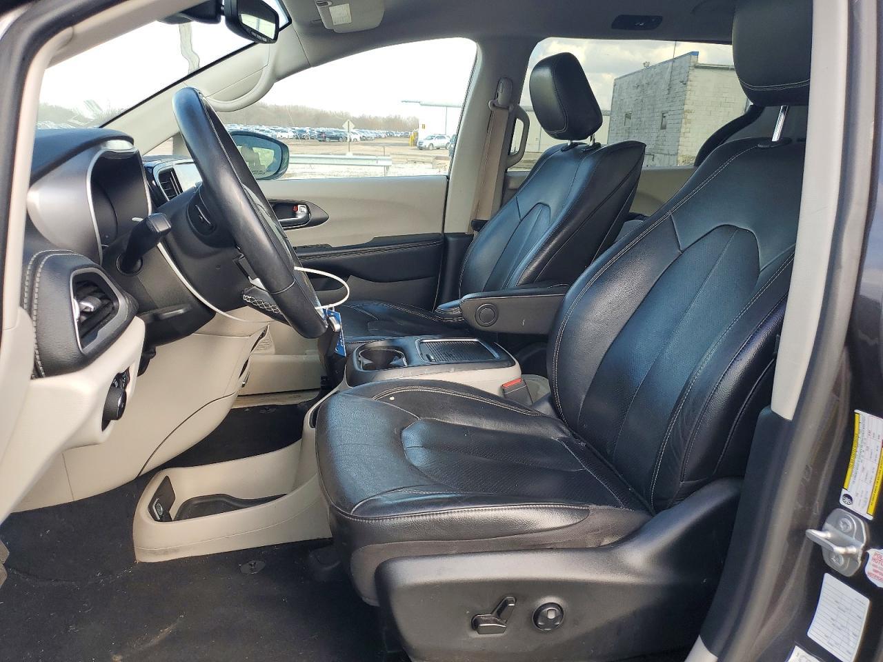 2022 Chrysler Pacifica Hybrid Touring L - Image 7