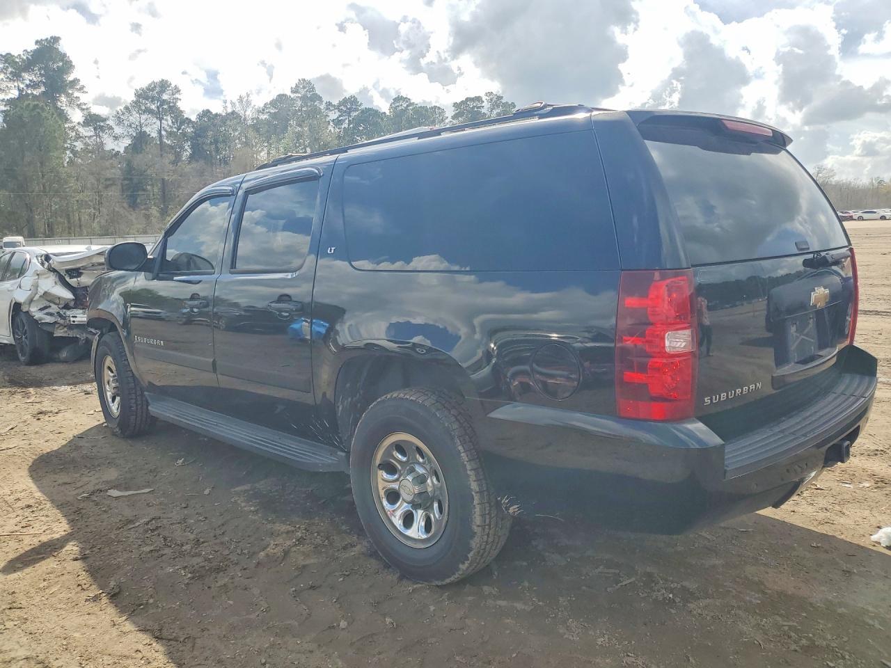 2007 Chevrolet Suburban C1500 - Image 2