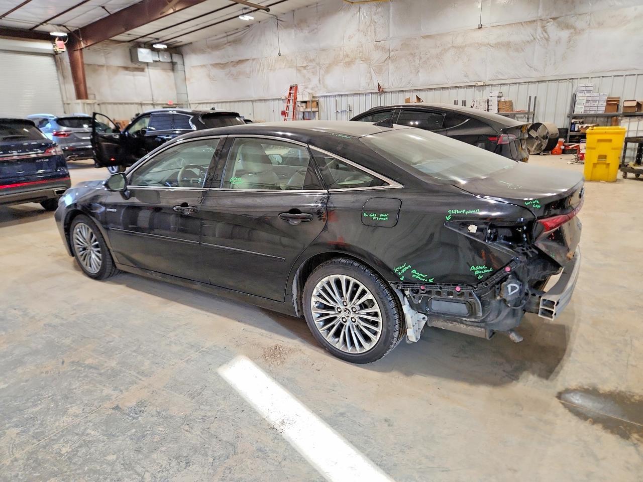 2019 Toyota Avalon Hybrid Limited - Фото 2
