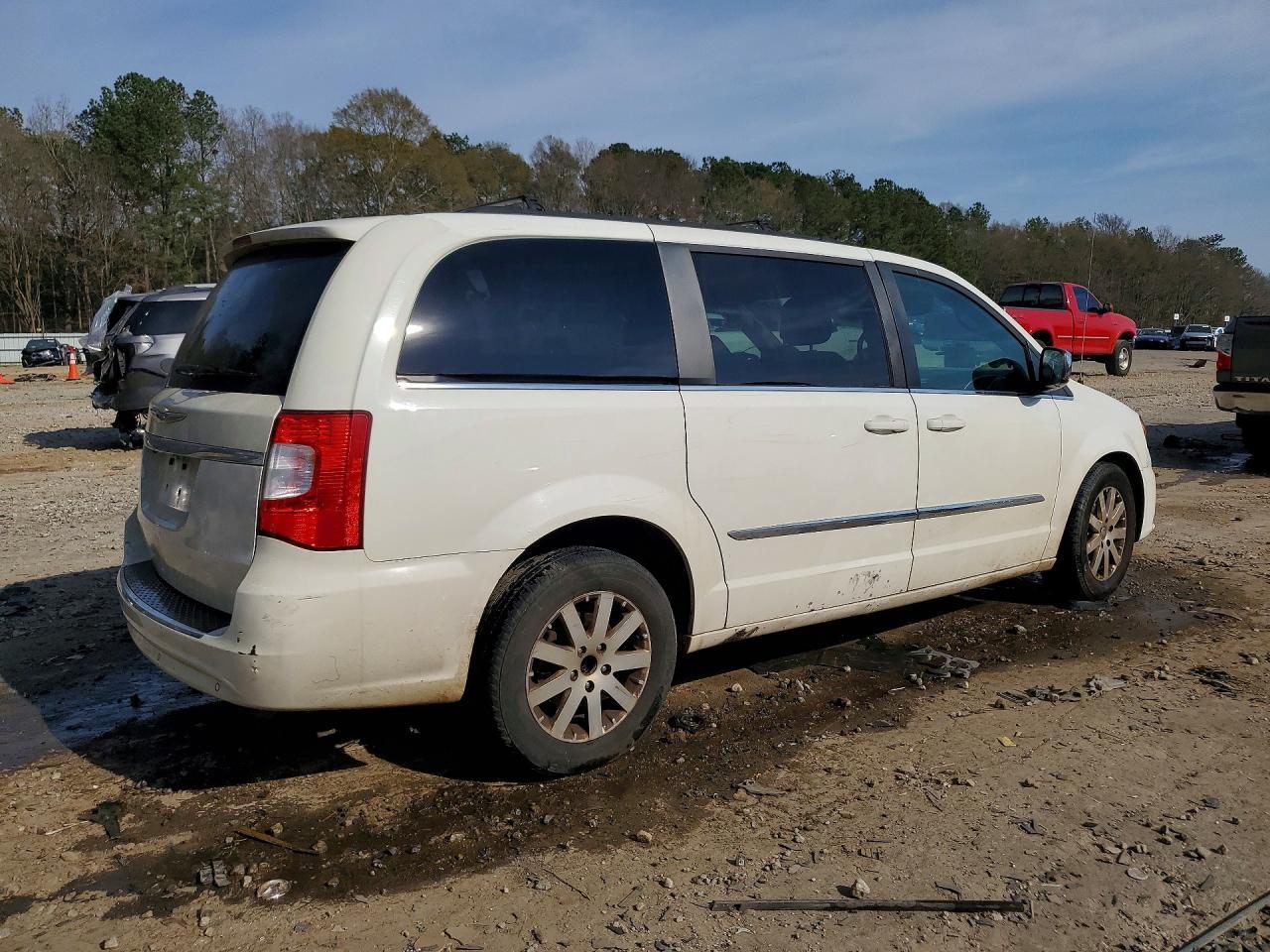 2011 Chrysler Town & Country Touring L - Фото 3