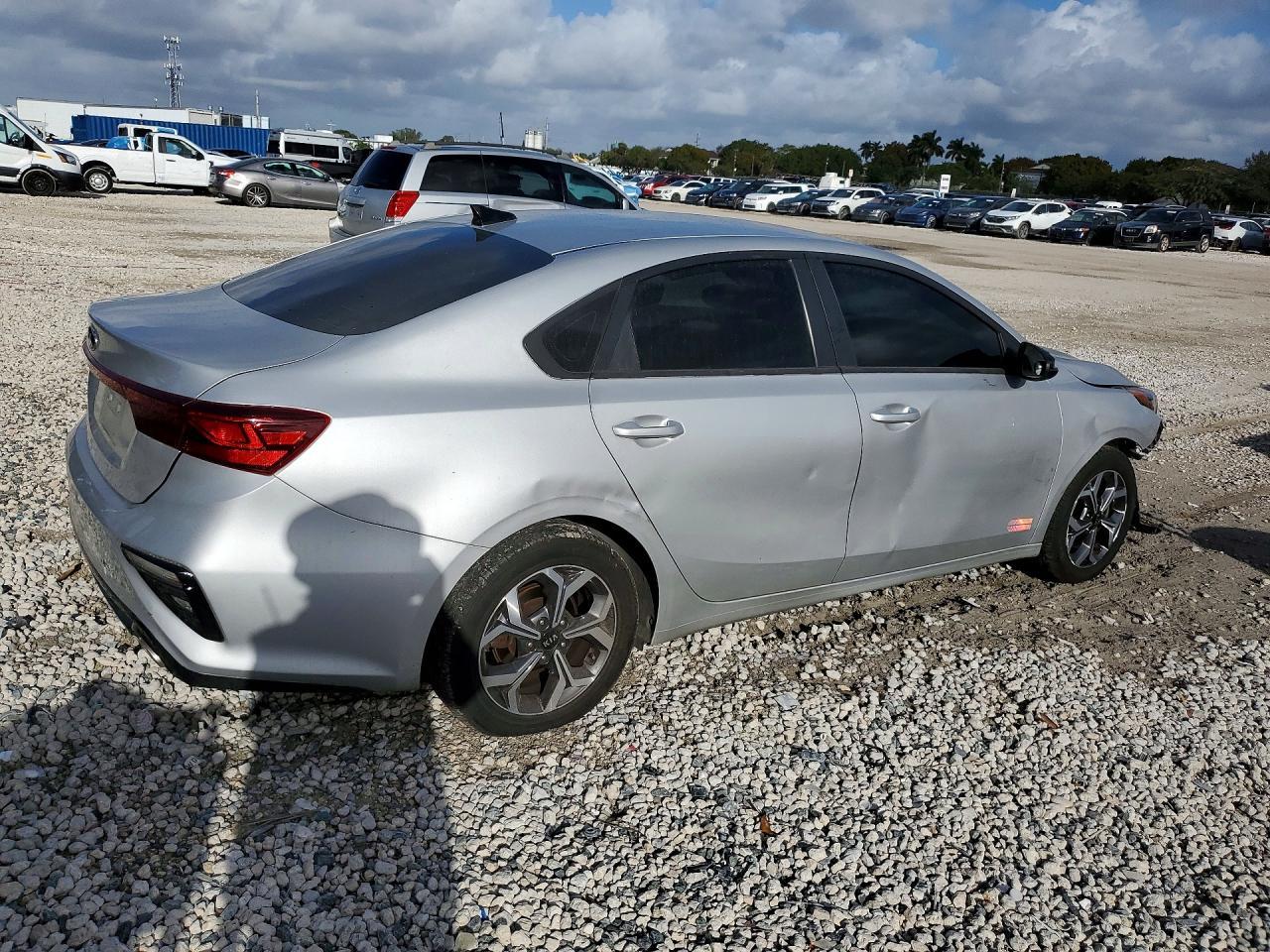 2021 Kia Forte Lxs - Image 3